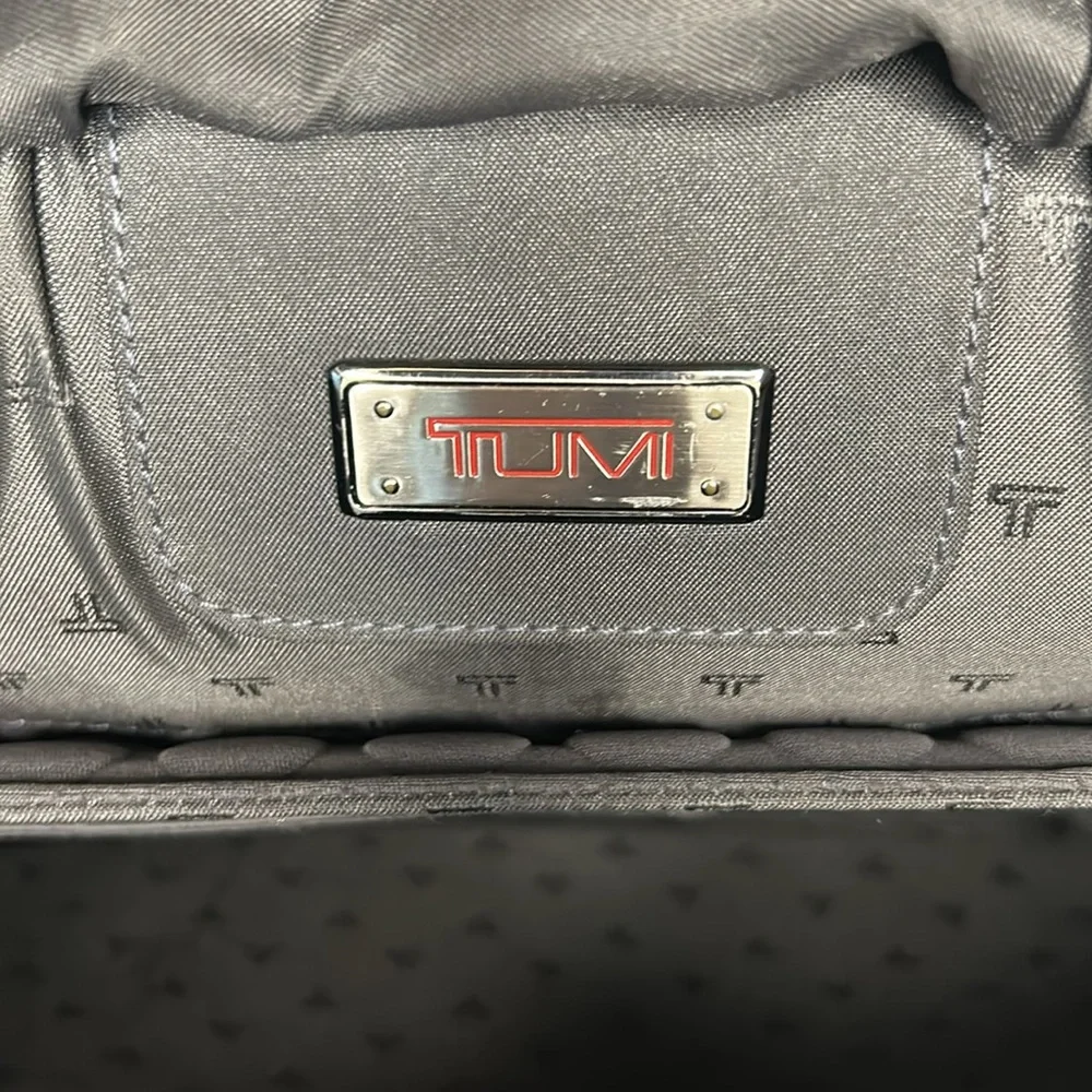 TUMI Rare black Alpha leather laptop briefcase messenger bag. Detach straps.